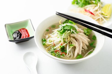Vietnam tavuklu pilav çorbası kasesi..