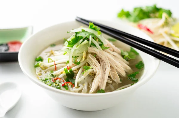 Vietnamien pho nouilles soupe bol gros plan . — Photo