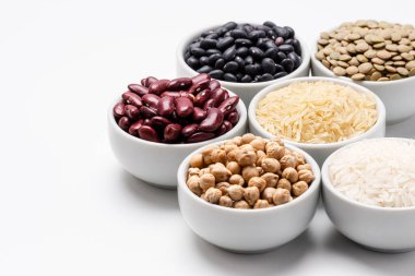 Fotokopi alanı olan vejetaryen fasulye ve pirinç. Bir kase basmati pilavı; nohut, kırmızı fasulye, yeşil mercimek, siyah kaplumbağa fasulyesi ve yasemin pilavı gibi diğer tahıl ve baklagillerle çevrilidir..