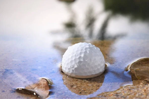 Pelota de golf en el agua — Foto de Stock