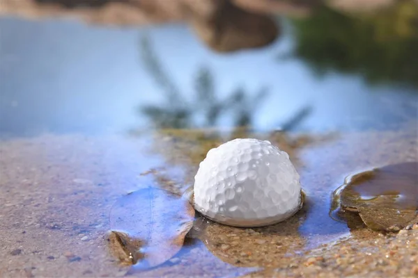 Pelota de golf en el agua — Foto de Stock