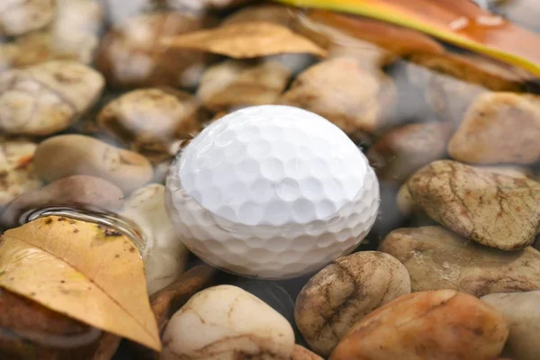 Golfbal in water — Stockfoto