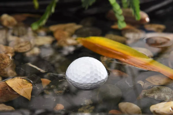 Golfbal in water — Stockfoto