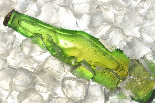Zielone butelki piwa chłód w lodzie — Zdjęcie stockowe
