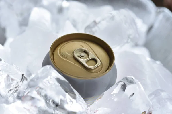 Cerveza puede enfriarse en el hielo — Foto de Stock