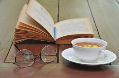 çay Kupası kitap yanında