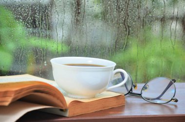 kahve fincanı yağmurlu gün