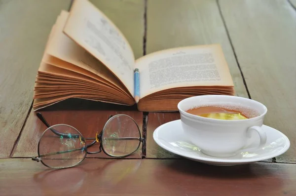 Tea cup könyv mellett — Stock Fotó