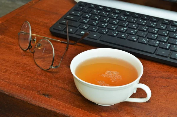 Чай в білій чашці — стокове фото