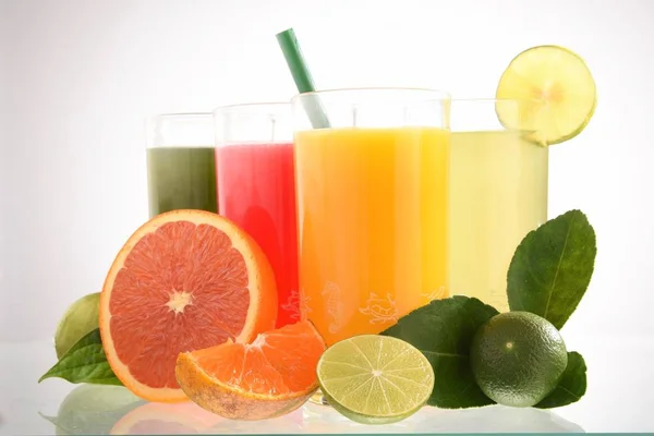 Свежие фрукты и сок изолировать — стоковое фото