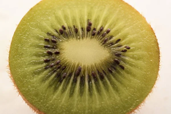 Kiwi fresco corte de frutas — Fotografia de Stock