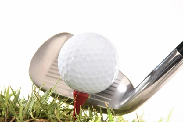 Golfbal op Tee — Stockfoto