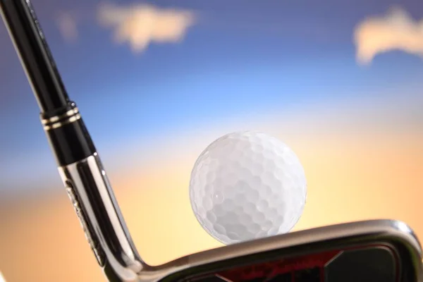 Bola de golfe decolando — Fotografia de Stock