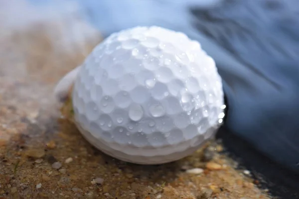 Μπάλα του γκολφ σε νερό — Φωτογραφία Αρχείου