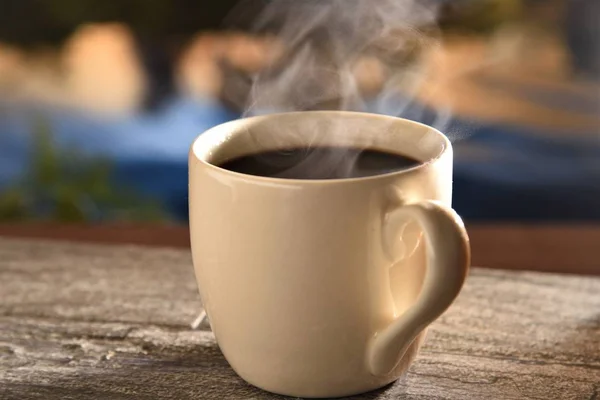 Taza de café negro caliente — Foto de Stock