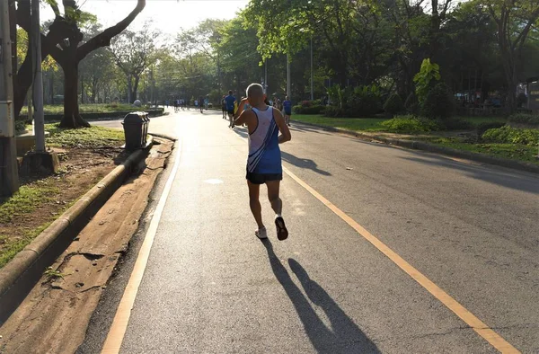 Homem Correndo Parque Manhã Cedo — Fotografia de Stock