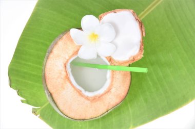 Genç Hindistan cevizi meyve suyu muz yaprağına hizmet vermeye hazır yerleşmek izole beyaz arka plan üzerinde