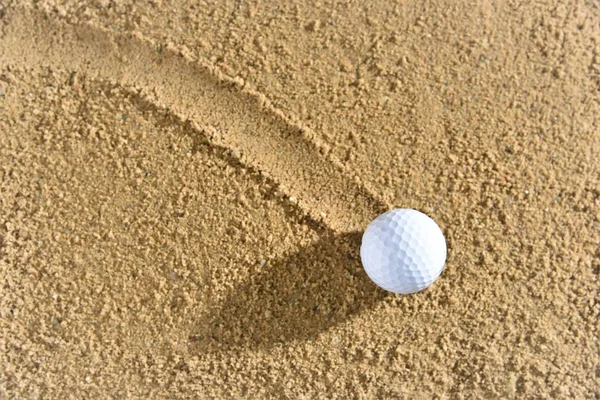 在沙滩上的高尔夫球场球 — 图库照片