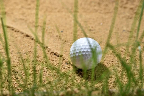 Golfboll Sand Gräs Blad Förgrunden — Stockfoto