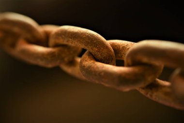 paslı zinciri koyu arka plan üzerinde kapat