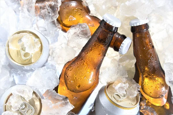 Μπουκάλι Μπύρας Και Ψύχονται Πάγο — Φωτογραφία Αρχείου