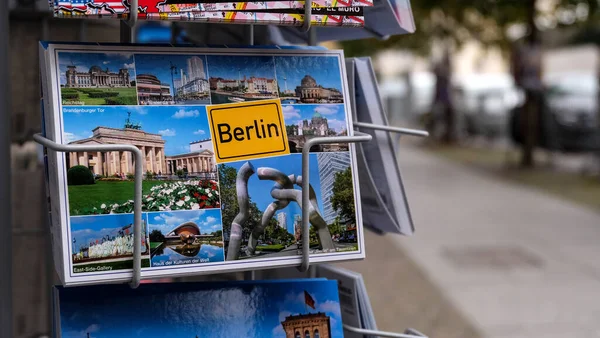 Cartões Postais Berlim Loja Recordações — Fotografia de Stock