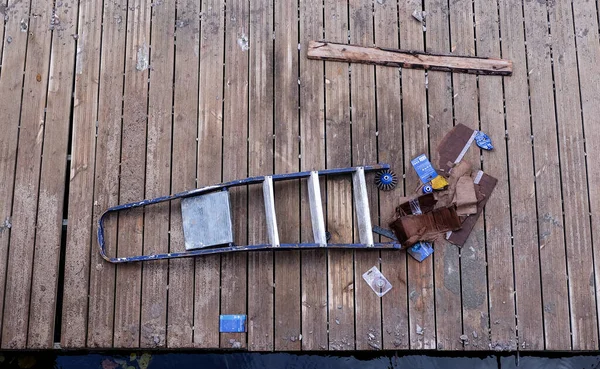 Vieux Outils Construction Abandonnés Sur Une Jetée Bois — Photo