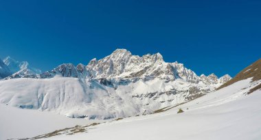 Dağ manzarası kayalık buz zirveleri Sagarmatha Milli Parkı ile. Şiddetli Nepal kış.