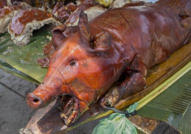 Bütün domuz gevrek deri ile pişmiş. Öğle yemeği için lezzetli domuz eti. Pişmiş lechon