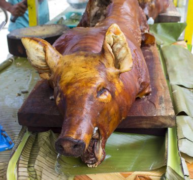 Bütün kavrulmuş domuz eatery tabloda. Filipinler et pazarı.