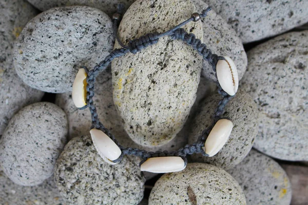 Pulseira shell Cowrie com pedras de praia — Fotografia de Stock