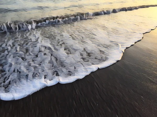 海浪在海滩单色数字例证。海滨的海洋水潮. — 图库照片