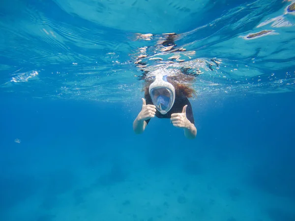 Mujer en agua azul. Snorkel femenino con máscara facial completa y equipo de natación . — Foto de Stock