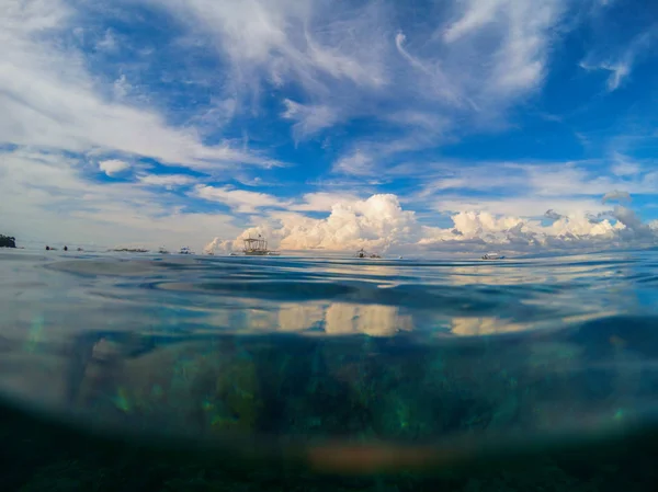 Paysage marin avec eau transparente et ciel bleu. Fond d'eau naturel . — Photo