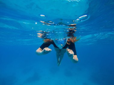 Kadın mavi suda yüzmek. Coral Reef dalış önce su altında güzel kadın.