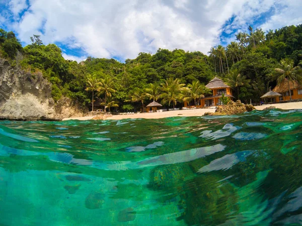 Tropical beach with green trees and bungalow resort. Romantic vacation place. — Stock Photo, Image