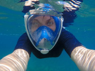 Kadın selfie su altında. Genç kız modern dalış dişli su altında yüzmek.