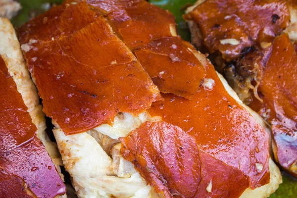 Carne de cerdo jugosa cocinada a la parrilla. Barbacoa de cerdo en rodajas con piel dorada —  Fotos de Stock