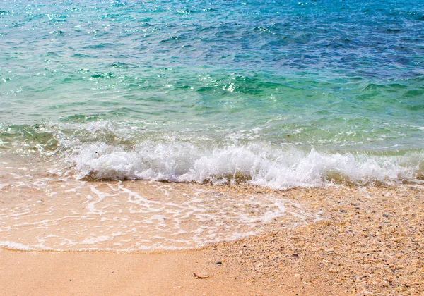 Turquoise zeewater over wit zand strand. Schone en ontspannen zee Golf spatten over kust. — Stockfoto