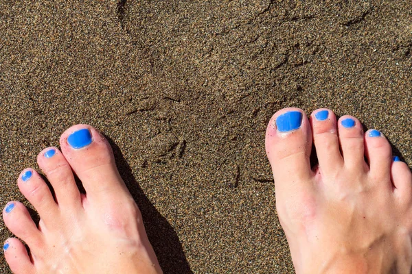 Pés femininos na areia de gengibre. Praia de areia à beira-mar tropical vintage fundo . — Fotografia de Stock