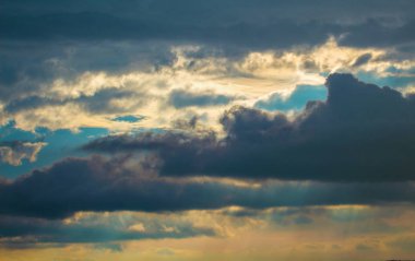 Fırtınalı gökyüzü güneş ışınları ile. Gece günbatımı yağmurlu bulutlar ile.