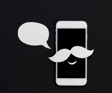 Beyaz telefon ile karikatür metin kabarcık ve gülümseme. Hipster bıyık kağıt kesiği içinde smartphone.