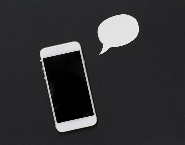 Téléphone blanc avec bulle de texte vide. Bulle de style smartphone et dessin animé . — Photo