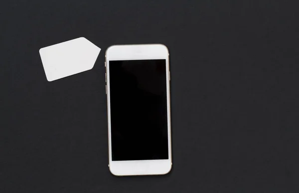 Téléphone blanc avec étiquette de prix vierge. Modèle de bannière d'étiquette Smartphone et shopping . — Photo