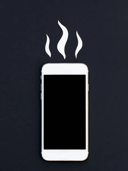 Téléphone blanc et coupe de papier fumé chaud. Smartphone plat pose maquette . — Photo