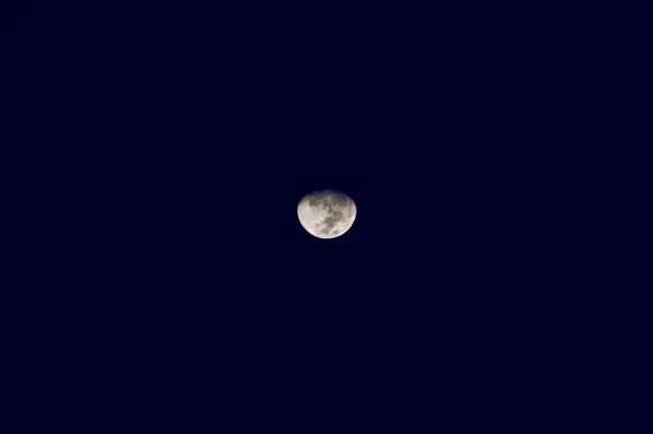 Luna brillante en el cielo oscuro. Cielo nocturno y fase de media luna en el ecuador . — Foto de Stock