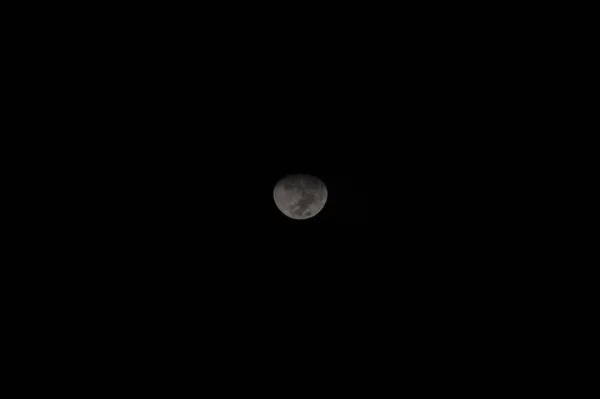 La luna nel cielo buio. Cielo notturno e mezza luna in equatore . — Foto Stock