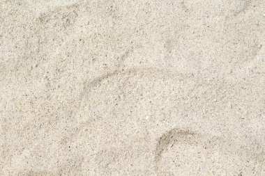 Beyaz kum plaj üstten görünüm fotoğraf arka plan için. Mercan kum sahil tropik güneş altında. Güneşli gün deniz egzotik ada kavramı görüntü üzerinde. Beyaz kum doku çıplak ayak adım işaretleri için afiş şablon