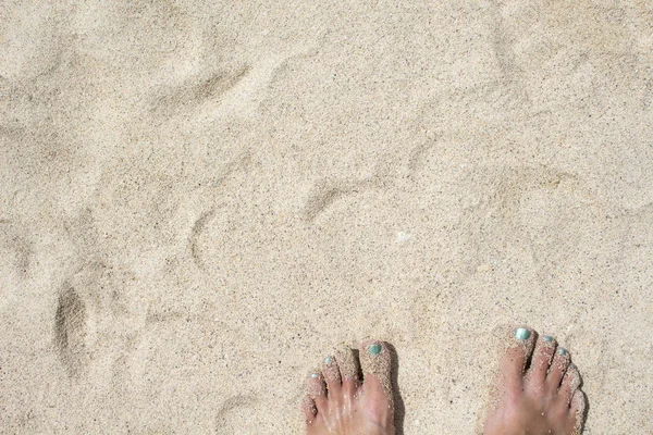 Pés femininos na areia branca. Praia de coral à beira-mar tropical — Fotografia de Stock