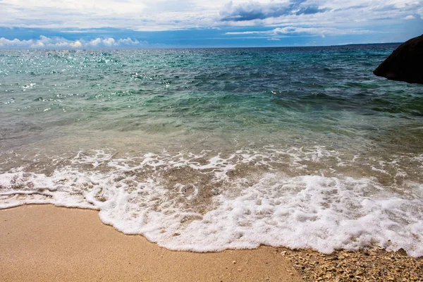 Tropische turkooisblauwe zee en wit zand strand. — Stockfoto